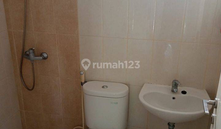 Rumah Kontrakan 3 Lantai Bagus Semi Furnished di Jl. Cadwel , Tangerang 2