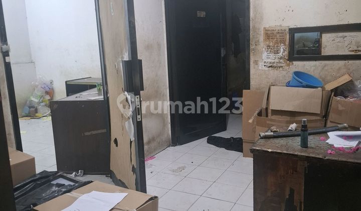 Large Former Electrical Workshop Warehouse in Kalideres Fits 1 Car