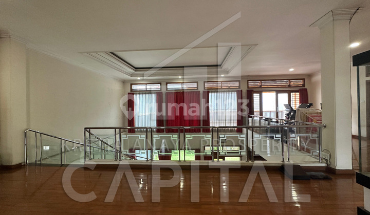 Rumah Mewah Full Furnish dengan Balkon Luas di Mekar Wangi