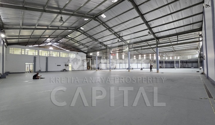 Strategic warehouse with epoxy floor on Soekarno Hatta main road.