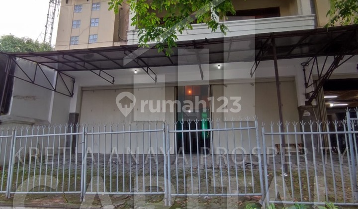 For rent, a strategic shop house on Moh. Toha Street, near Soekarno Hatta.