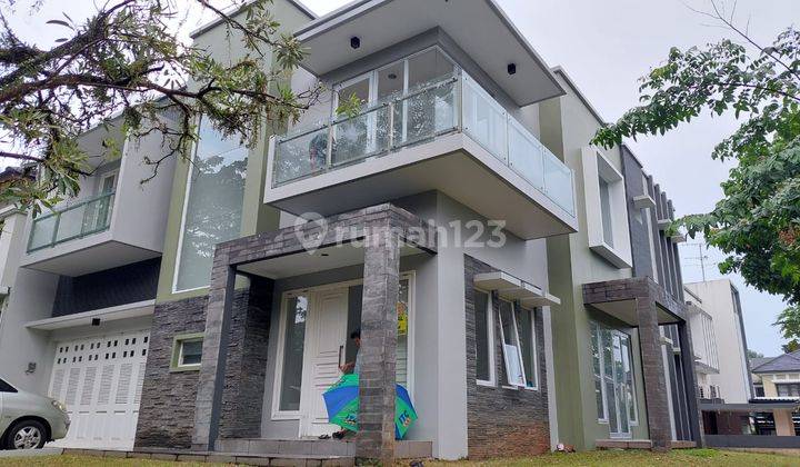 Rumah Cantik Depan Dan Samping Taman Serta Luas di Bsd City 2