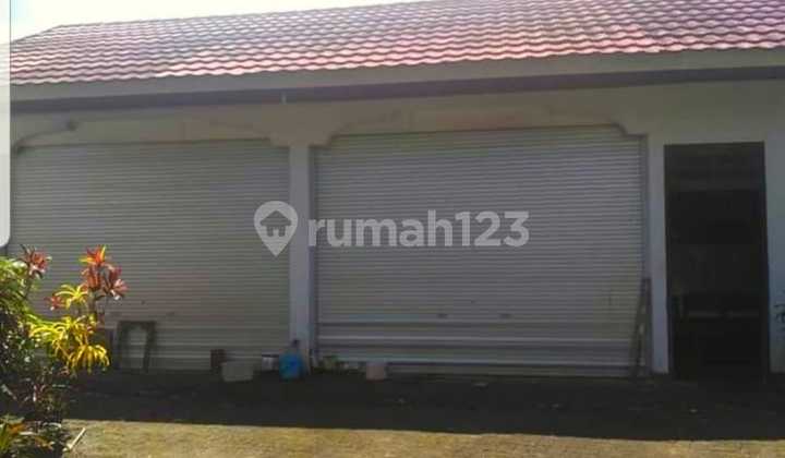 Beautiful, lush, spacious house in the heart of Manado city, North Sulawesi. Beautiful, lush, spacious house in the heart of Manado city, North Sulawesi.