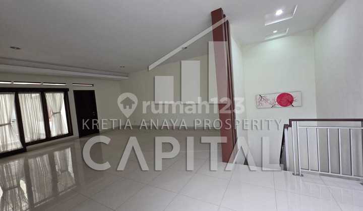 Rumah Ciamik Fully Furnished Siap Kamu Sewa di Setraduta Dengan Row Jalan Lebar Akses Dekat Tol Pasteur 2