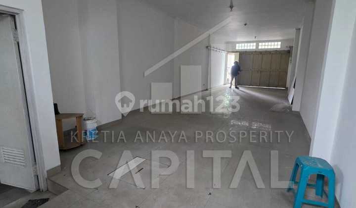 3-Storey Shop House in a Strategic Location on Holis Main Road, Perfect for Your Business. 2