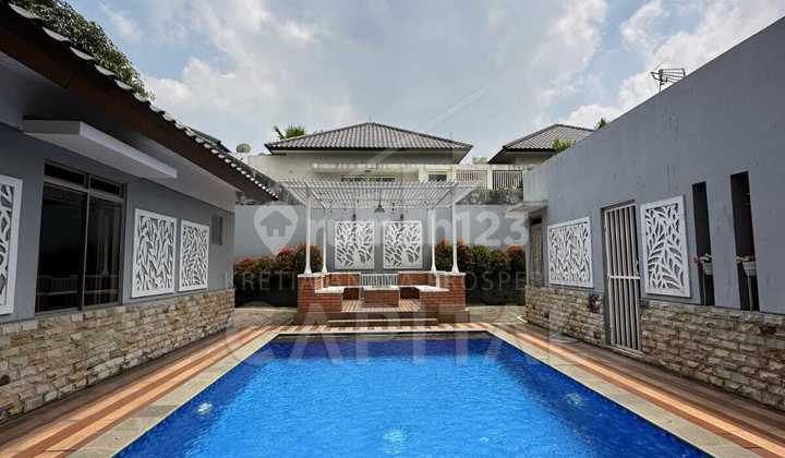 Rumah Keren Fully Furnished Dilengkapi Kolam Renang di Kota Baru Parahyangan Tatar Ratnasasih