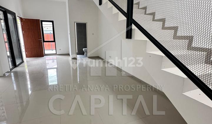 Rumah Baru Gaya Masa Kini di Taman Kopo Indah 2 Patung Kuda Bisa Jadi Pilihanmu 2