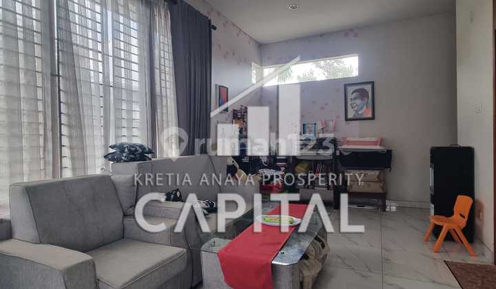 Semi-Furnished House with Well-Maintained Hook Position, Ready to Occupy in the Jingganagara Area of New Parahyangan City