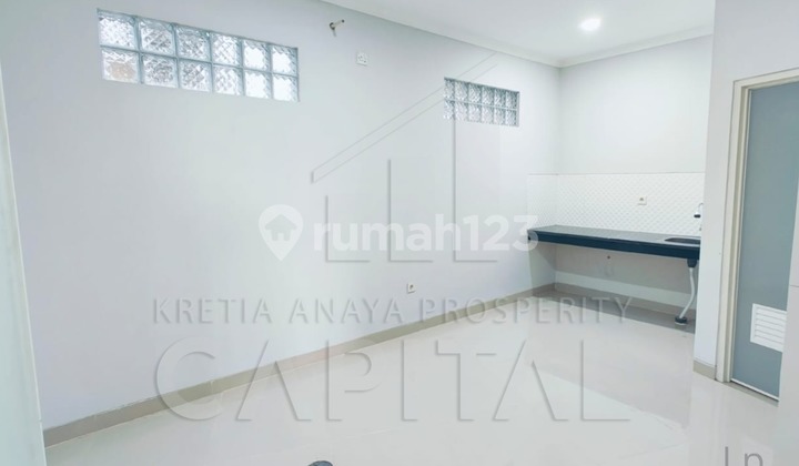 2-Story Shophouse in a Strategic Location Near Pasirkoja Toll Gate, Suitable for Various Businesses. 2