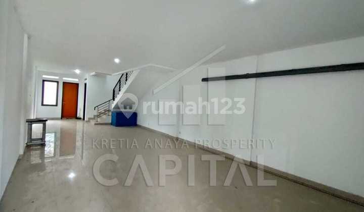 3-Storey Shophouse in Batununggal With Strategic and Comfortable Location Ready for Various Businesses 2