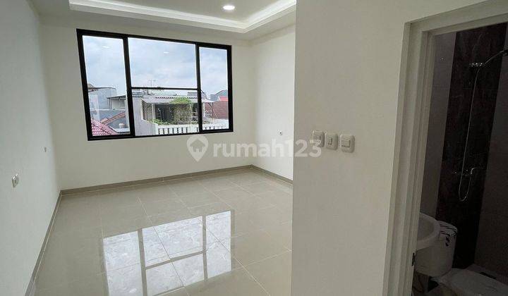 Rumah Baru 3 Lantai Taman Ratu Hadap Barat Lebar Jalan 3 Mobil  1