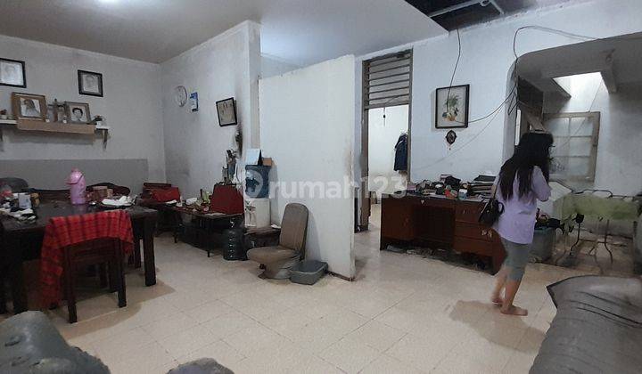 Rumah Tua Hitung Tanah Taman Kedoya Baru Hadap Utara Depan Taman  1