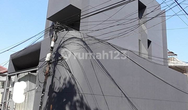 Rumah Bangunan Baru Taman Ratu Hook 3 Lantai Hadap Utara Timur