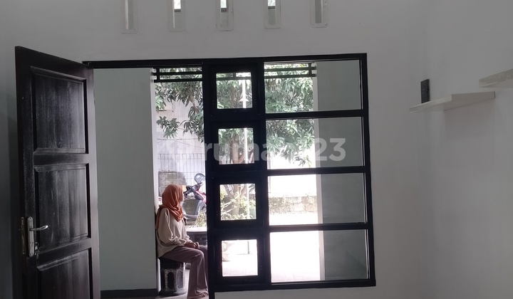 Ready-to-Occupy House Near Unwaha Jombang Campus