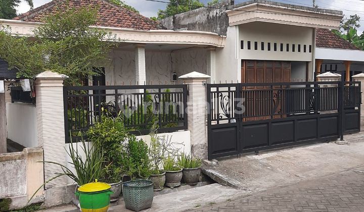 Ready-to-Live Fully Furnished House in Jombang 2