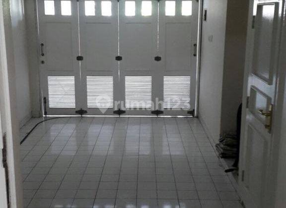 Rumah Bagus Semi Furnished SHM di Wijaya, Jakarta Selatan