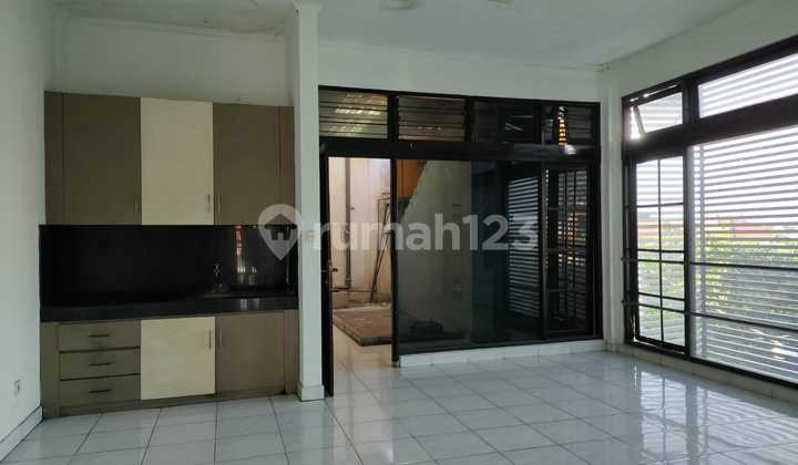 For Rent/Sale 3-Story Shop House in Gatsu Tengah Street Jl 2