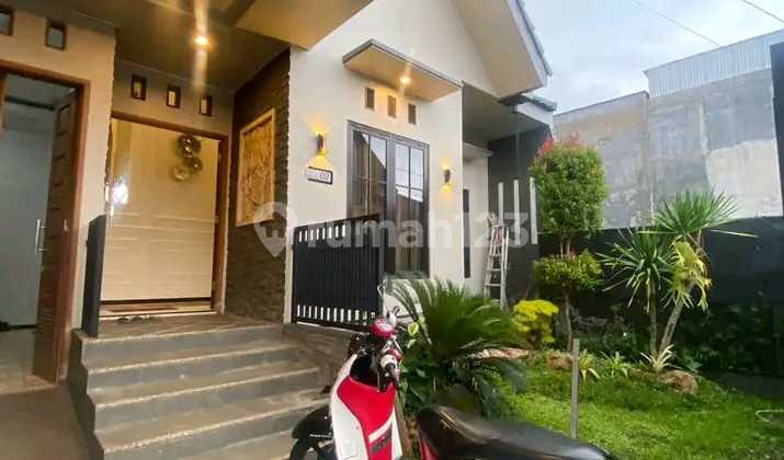 Spacious and Luxurious Move-In Ready House in Bumiayu Spacious and Luxurious Move-In Ready House in Bumiayu