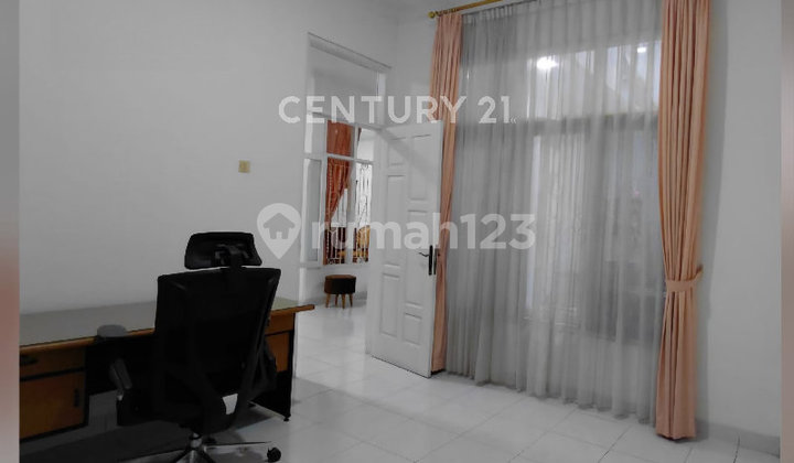 Rumah Cantik 3+1 KT Hadap Utara Lingkungan Nyaman di Pulomas 2