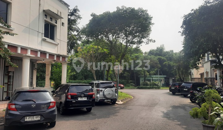 Ruko Roxy at a Strategic Location on MH Thamrin Street, Lippo Cikarang, Close to Various Public Facilities.