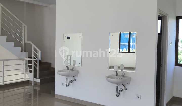 Attached Shophouse, Hollywood Boulevard Jababeka, in a Strategic Location Near President University and Various Public Facilities in Jababeka City Attached Shophouse, Hollywood Boulevard Jababeka, in a Strategic Location Near President University and Various Public Facilities in Jababeka City