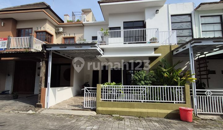 Rumah Modern di Dalam Cluster Perumahan Elite