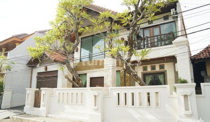 Rumah Old Money Style Villa Bebas Banjir Dekat Bandara