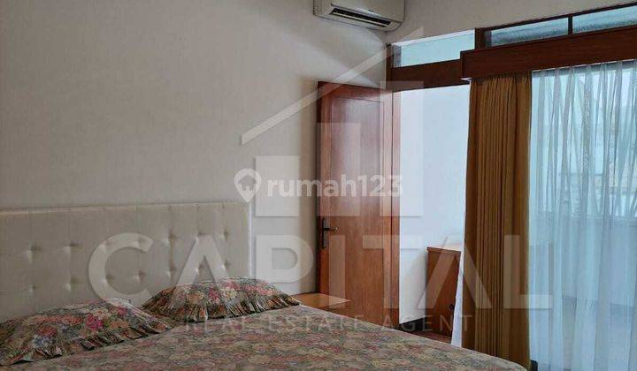 Rumah Dengan 4 Kamar Semi Furnished di Setrasari Kulon 2