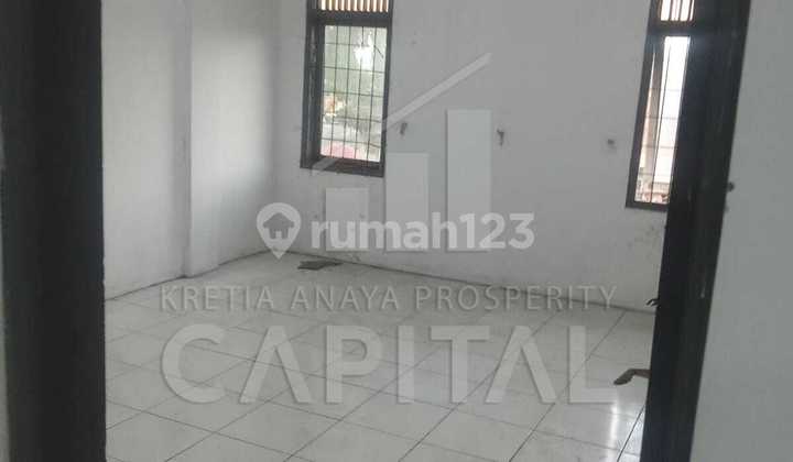 Rarely Available Spacious Shop House Suitable for Various Types of Businesses on Moch Toha Street. 2