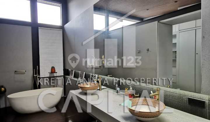 Modern House Fully Furnished with Lake View in Kota Baru Parahyangan. 2