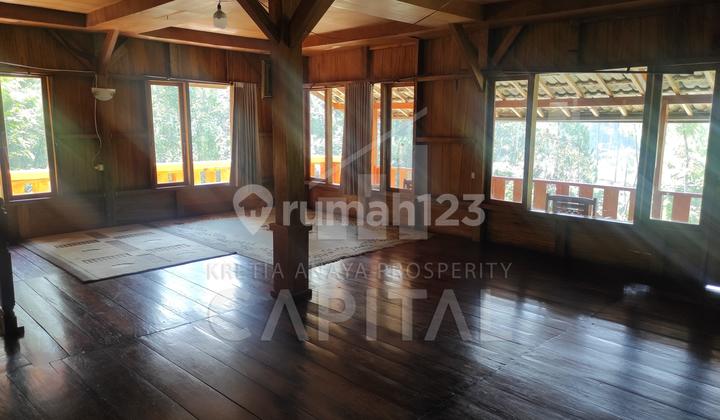 Villa dengan Halaman Luas dan View Cantik Bikin Suasana Menjadi Asri Nyaman di Lembang Bandung Barat