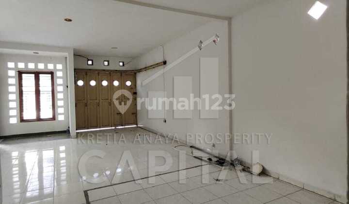 Office House at an Attractive Price and Strategic Location in the Cihampelas Bawah Area