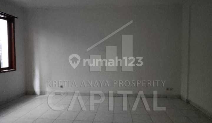 Office House at an Attractive Price and Strategic Location in the Cihampelas Bawah Area