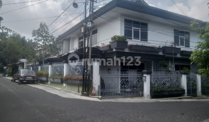 For Sale Comfortable House Corner Area Sukaluyu in Front of Park. 1