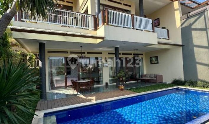 Rumah super mewah area cisatu ciumbuleuit bandung. private pool Rumah super mewah area cisatu ciumbuleuit bandung. private pool