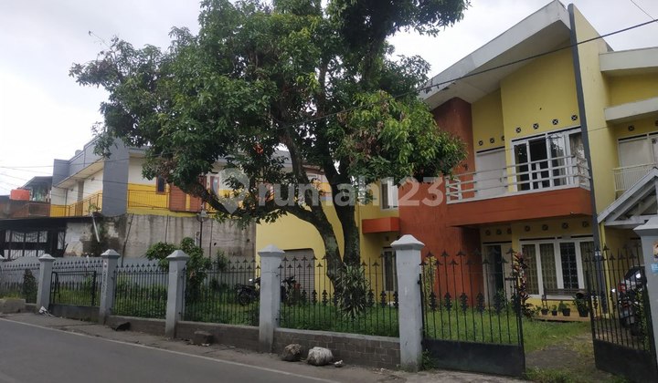 Rumah di Jalan Utama Area Cigadung Cikutra Dekat Toserba Borma Cikutra .