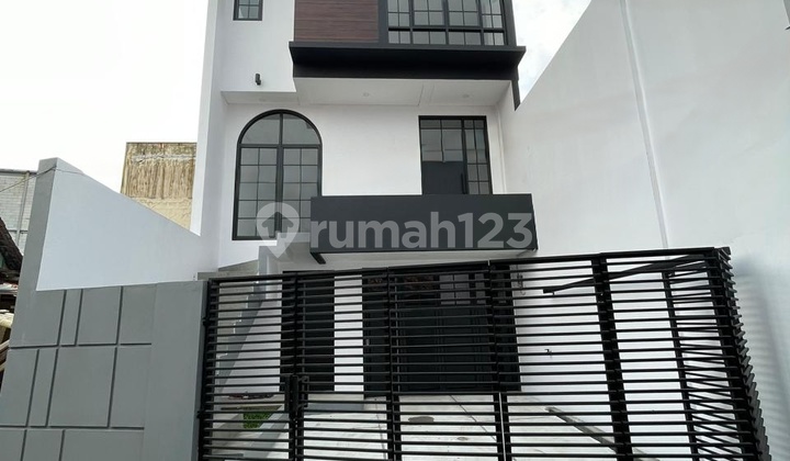 Modern New House Attached to Tebet, Ready to Occupy, Freehold Title Modern New House Attached to Tebet, Ready to Occupy, Freehold Title