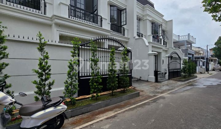 Luxurious American Classic House with Rooftop in Central Cempaka Putih 2