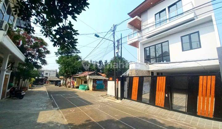 Rumah Mewah Murah 3 Lantai Siap Huni Strategis di Duren Sawit 2