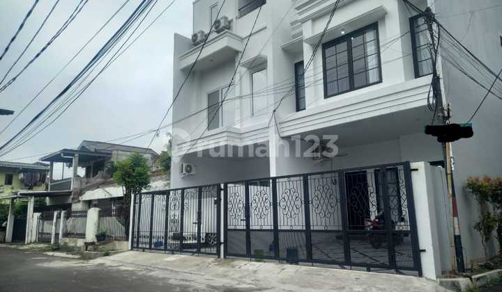 Rumah Murah Full Furnished 2,5 Lantai Strategis di Rawamangun