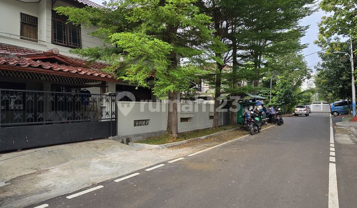 Cheap, well-maintained old house. Suitable for boarding in East Cempaka Putih. 2