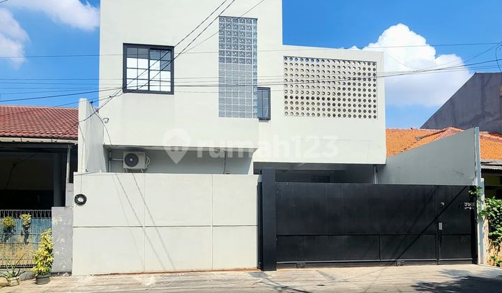 Ready-to-Live 2-Story Minimalist House in a Complex in Duren Sawit Ready-to-Live 2-Story Minimalist House in a Complex in Duren Sawit