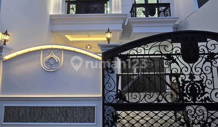 Rumah Baru Mewah 2,5 lantai Desain Classic Modern di Pondok Bambu