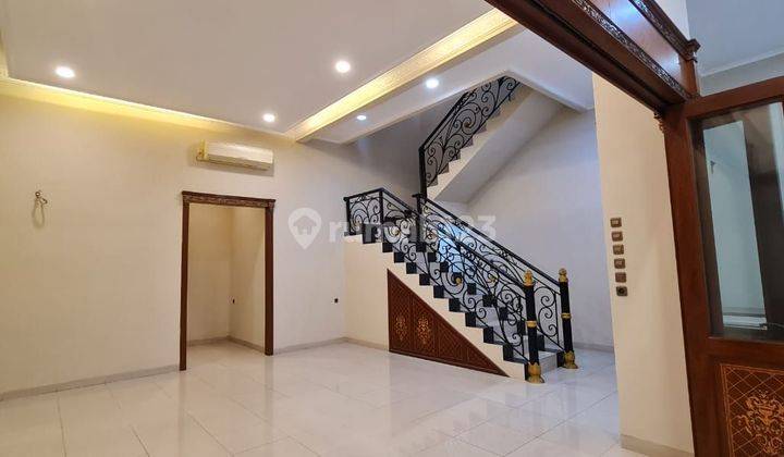 Rumah Puri Indah 2.5 lantai dg rooftop,plafon tinggi 1