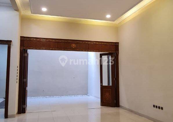 Rumah Puri Indah 2.5 lantai dg rooftop,plafon tinggi 2