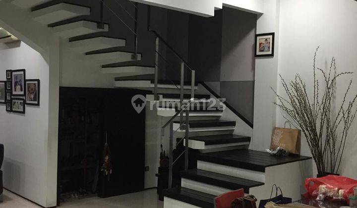 Rumah minimalis modern 2.5 lantai di Permata Buana Jakbar 1