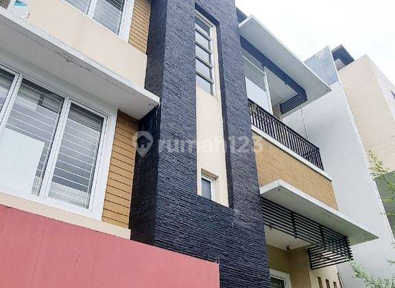 Rumah 2.5 lantai Taman Permata Buana dalam cluster penjagaan satpam 2