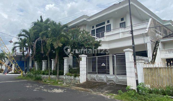 BU RUMAH BESAR HOOK DUA LANTAI TENGAH KOTA AREA RAYA TIDAR KLOJEN KOTA MALANG 1