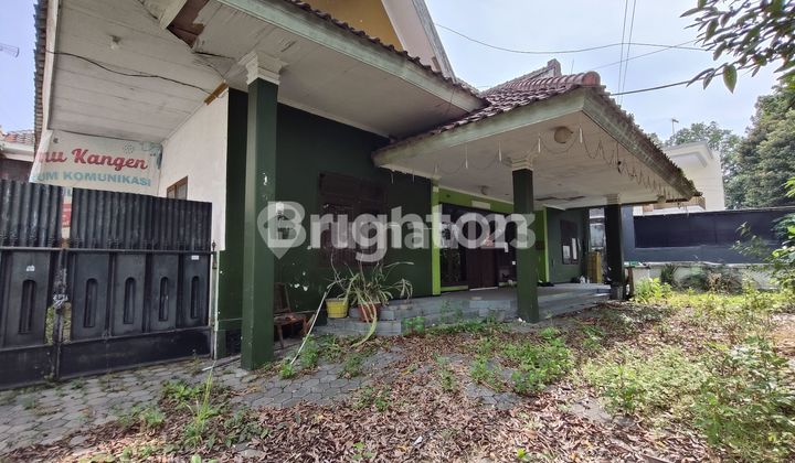 Strategic house on Dr. Soetomo Street, downtown Klojen, Malang.