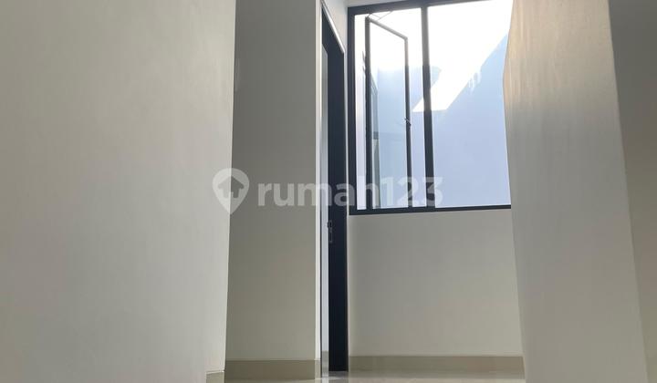 Rumah 2lt - Bangunan Minimalis Modern,siap huni di Meland Puri - Jakarta Barat 2